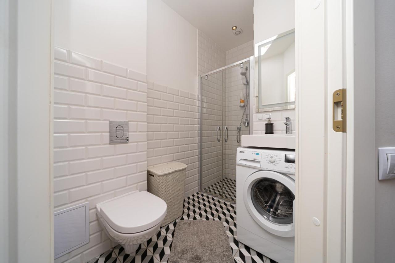 Stylish Studio Close To City Center, Cafes & Parks & Local Dining Riga Exterior foto